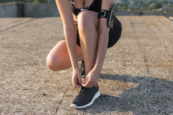 Güzel ince atletik kız egzersizleri açık havada bir dizi gerçekleştirir. Yoga yapmaktan özgürlük duygusu.