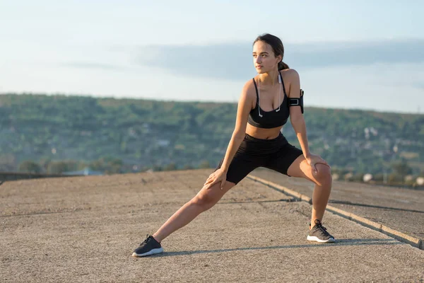 Bella Ragazza Atletica Sottile Esegue Una Serie Esercizi All Aperto — Foto Stock