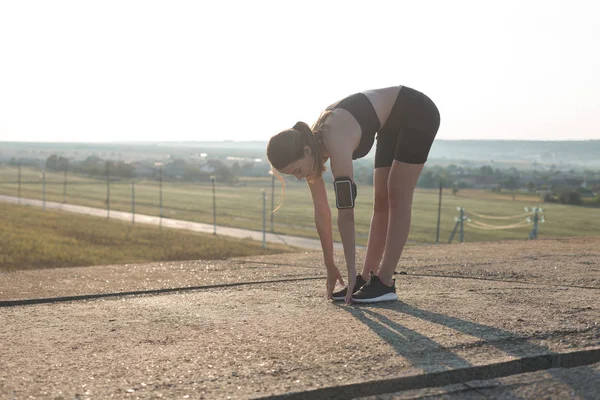 Krásná Tenká Atletická Dívka Provádí Řadu Cvičení Venku Pocit Svobody — Stock fotografie