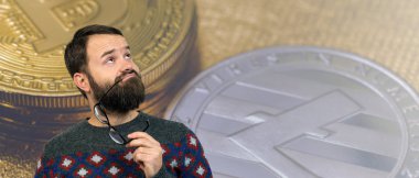 Bitcoin'in arka planına karşı sakalı ve gözlükleri olan dalgın bir adam. Soru, dalgın ifade hakkında düşünmek, inanılır gibi görünüyor. Kripto para biriminin büyümesi ve düşüşündeki değişim.