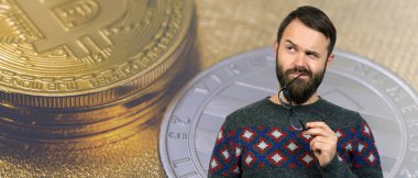 Bitcoin'in arka planına karşı sakalı ve gözlükleri olan dalgın bir adam. Soru, dalgın ifade hakkında düşünmek, inanılır gibi görünüyor. Kripto para biriminin büyümesi ve düşüşündeki değişim.