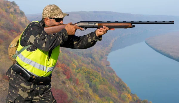 Hunter Egy Pisztollyal Egy Kutya Megy Első Sztyeppén Vadászat Fácán — Stock Fotó