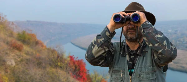 Chasseur Dans Chapeau Avec Des Jumelles Cherche Proie Sur Fond — Photo