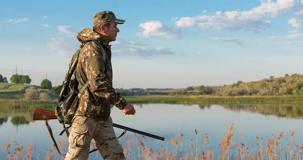 Hunter Med Pistol Och Hund Går Den Första Snön Stäppen — Stockfoto