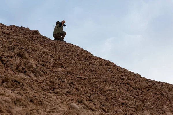Ein Mann Anzug Mit Schaufel Auf Dem Hintergrund Der Berge — Stockfoto