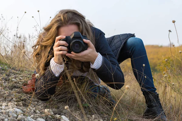 Jovem Mulher Com Câmera Floresta — Fotografia de Stock