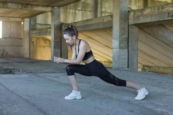 Slanke Atletische Meisje Voert Stretching Oefeningen Het Dak Van Een — Stockfoto