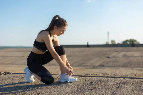 Een Jong Slank Atletisch Meisje Sportkleding Met Slangenhuid Prints Voert — Stockfoto