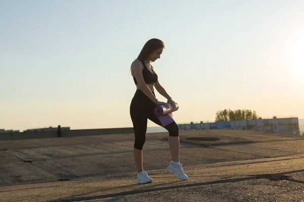 Een Jong Slank Atletisch Meisje Sportkleding Met Slangenhuid Prints Voert — Stockfoto