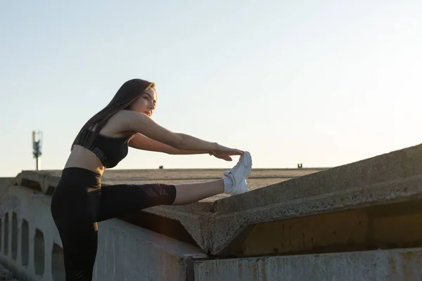 Young Slim Athletic Girl Sportswear Snakeskin Prints Performs Set Exercises — Stock Photo, Image