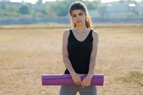 Una Giovane Ragazza Atletica Magra Abbigliamento Sportivo Con Stampe Pelle — Foto Stock