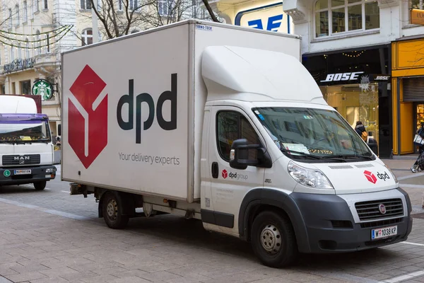 Bir sürü arabalı sokak tabelası.