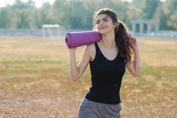 Spor Giyimli Yılan Derisi Baskılı Genç Zayıf Bir Atletik Kız — Stok fotoğraf