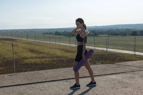 Slim Ragazza Atletica Esegue Esercizi Stretching Sul Tetto Edificio Incompiuto — Foto Stock