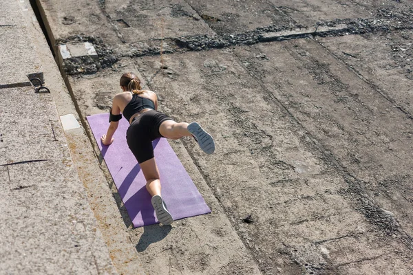 Štíhlá Atletická Dívka Provádí Roztažení Střeše Nedokončené Budovy Městské Zázemí — Stock fotografie