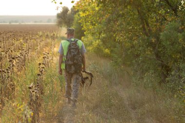 Av dönemi, sonbahar sezonu açık. Sonbahar ormanında elinde silah olan bir avcı, ganimet arayışında..