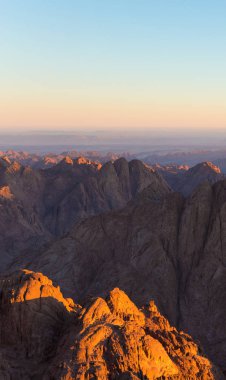 Sina Dağı'nda Amazing Sunrise, Mısır'da güzel şafak, Musa Dağı'nın üst erken sabah görünümü