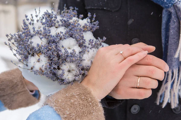 Mulher Uma Camisola Azul Segurando Buquê Flor Branca Uma Mão — Fotografia de Stock