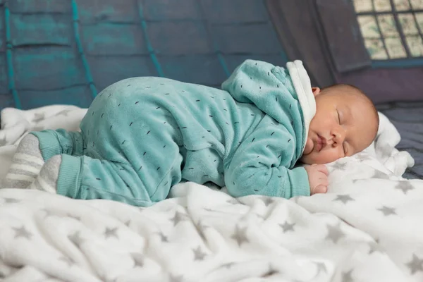 Симпатичный Мальчик Спящий Постели — стоковое фото