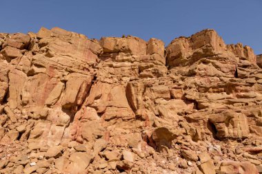 Çok renkli kumtaşı arka plan çöl kayalar. Renkli Kanyon, Güney Sina (Mısır) yarımadasında bir kaya oluşumudur.. 