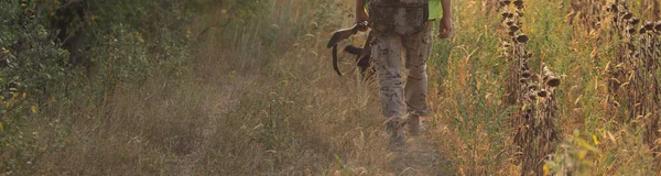 Jagdzeit Herbstsaison Geöffnet Ein Jäger Mit Gewehr Der Hand Jagdkleidung — Stockfoto