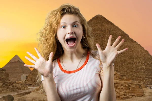 Νεαρό Καυκάσιο Κορίτσι Πυραμίδες Στην Αίγυπτο Στο Παρασκήνιο — Φωτογραφία Αρχείου