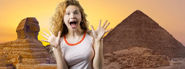 Young Caucasian Girl Pyramids Egypt Background — ストック写真