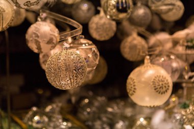 Süslemeleri ve topları olan Noel ağacı