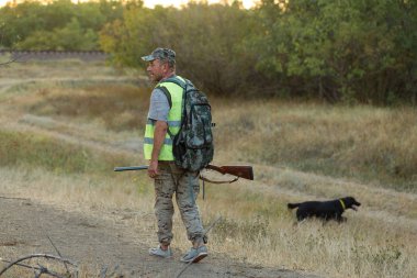 Av dönemi, sonbahar sezonu açıldı. Avcı, elinde silahla sonbahar ormanında av elbisesi içinde ganimet arıyor. Bir adam silahlı ve av köpeği avlıyor..
