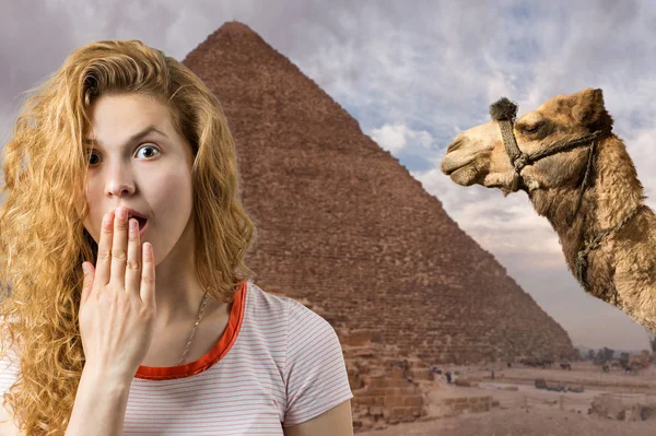 Young Caucasian Girl Pyramids Egypt Background — Stockfoto
