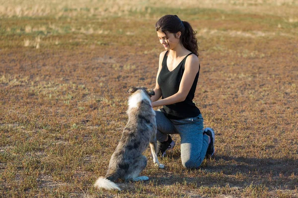 Une Jeune Fille Sportive Mince Vêtements Sport Avec Des Empreintes — Photo