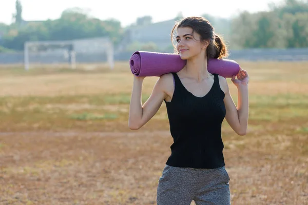 Una Giovane Ragazza Atletica Magra Abbigliamento Sportivo Con Stampe Pelle — Foto Stock