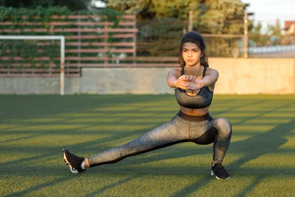 Uma Jovem Atlética Magro Sportswear Com Impressões Pele Cobra Executa — Fotografia de Stock