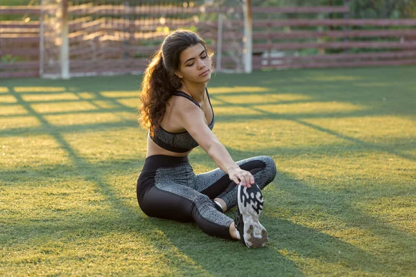 Una Giovane Ragazza Atletica Magra Abbigliamento Sportivo Con Stampe Pelle — Foto Stock