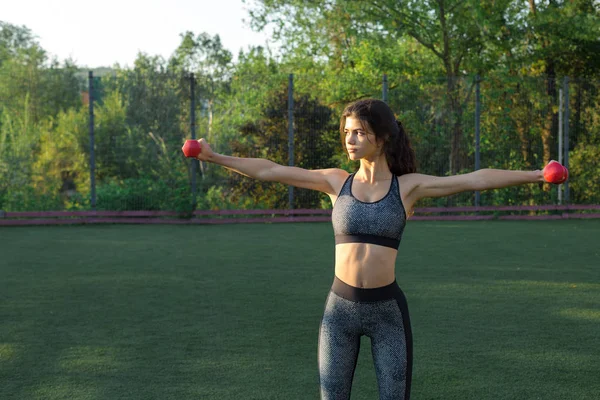 Spor Giyimli Yılan Derisi Baskılı Genç Zayıf Bir Atletik Kız — Stok fotoğraf