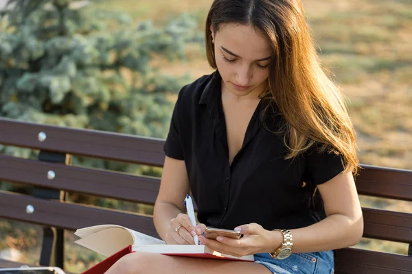 Genç Bir Kız Parkta Bir Bankta Oturur Notlar Yapar Serbest — Stok fotoğraf