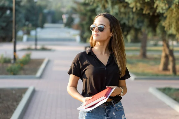 Uma Jovem Senta Banco Parque Faz Anotações Vestido Estilo Livre — Fotografia de Stock