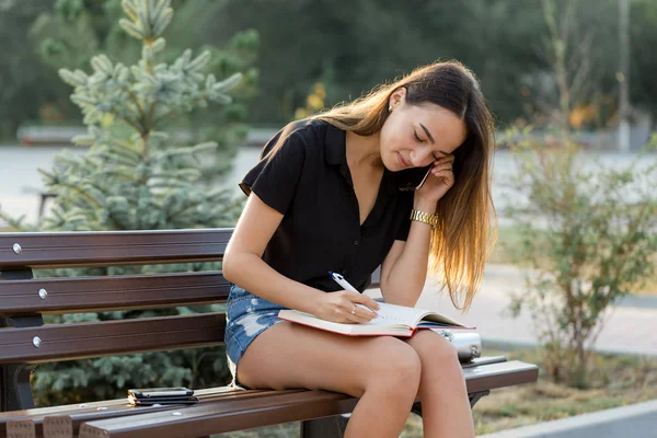 Young Girl Sits Bench Park Makes Notes Dressed Free Style — Stock Photo, Image