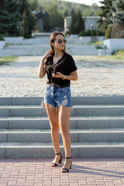 Uma Jovem Senta Banco Parque Faz Anotações Vestido Estilo Livre — Fotografia de Stock