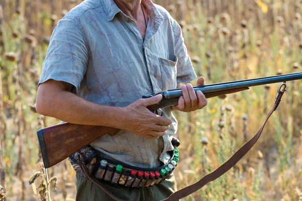 Jaktperiod Höstsäsong Öppen Jägare Med Pistol Händerna Jaktkläder Höstskogen Jakt — Stockfoto