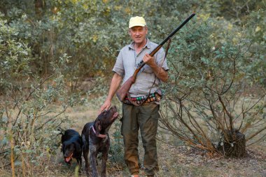 Av dönemi, sonbahar sezonu açıldı. Avcı, elinde silahla sonbahar ormanında av elbisesi içinde ganimet arıyor. Bir adam silahlı ve av köpeği avlıyor..