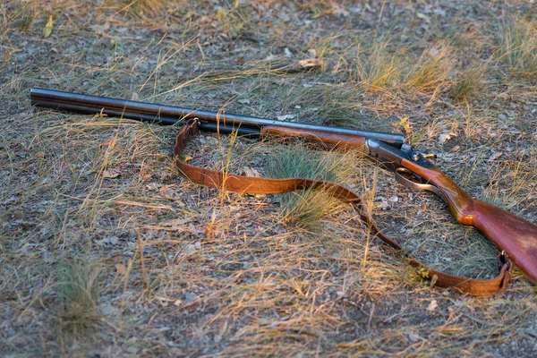 狩猟用ライフルと剣と散弾銃を持ったハンター — ストック写真