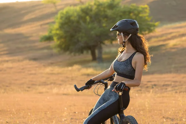 Chica Una Bicicleta Montaña Campo Abierto Hermoso Retrato Ciclista Atardecer — Foto de Stock