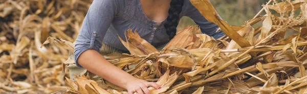 옥수수를 가지고 소녀의 빈티지 초상화 수확의 수평으로 갈라진 — 스톡 사진