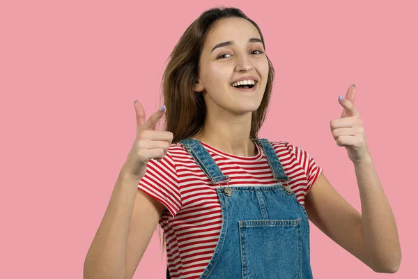 Portret Van Een Jonge Vrouw Met Een Glimlach Haar Gezicht — Stockfoto