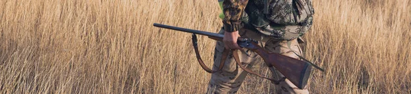 Jagdzeit Herbstsaison Geöffnet Ein Jäger Mit Gewehr Der Hand Jagdkleidung — Stockfoto