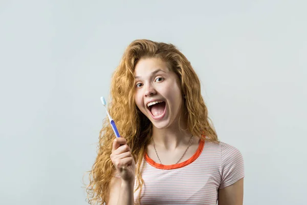 Młoda Kobieta Myjąca Zęby Szczoteczką Zębów Jasnym Tle — Zdjęcie stockowe