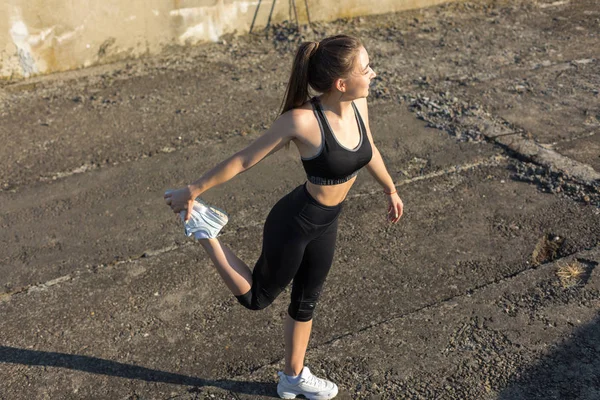 Young Slim Athletic Girl Sportswear Snakeskin Prints Performs Set Exercises — Stock Photo, Image