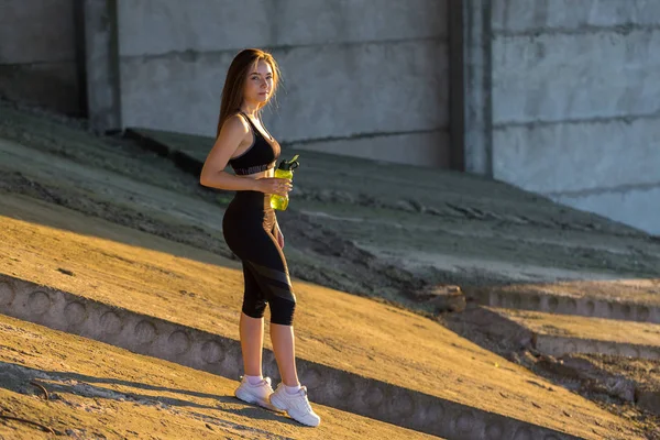 Young Slim Athletic Girl Sportswear Snakeskin Prints Performs Set Exercises — Stock Photo, Image