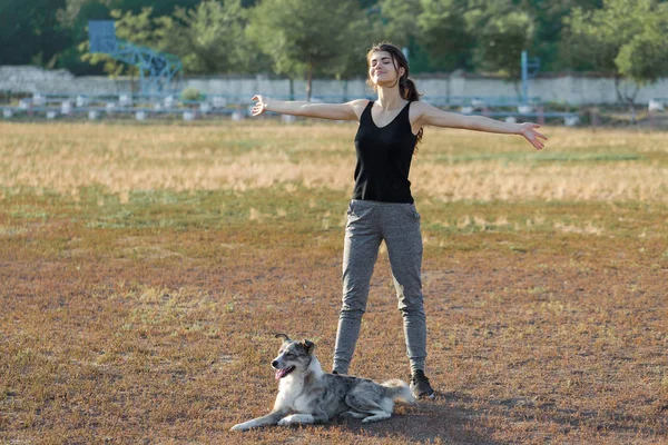 Une Jeune Fille Sportive Mince Vêtements Sport Avec Des Empreintes — Photo